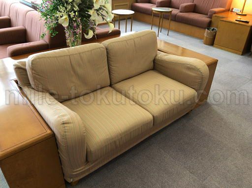 帯広空港 ラウンジ 横になれそうなソファー