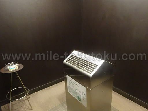 岡山空港 カードラウンジ「マスカット」 喫煙室の中