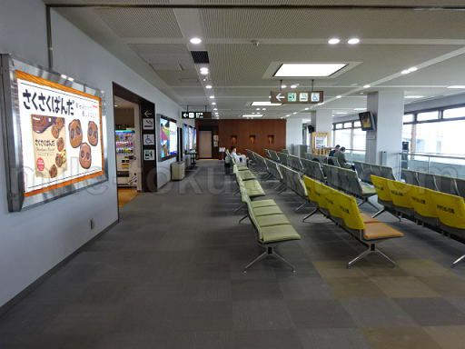 岡山空港 JALサクララウンジ 保安検査を終えたら左へ進む