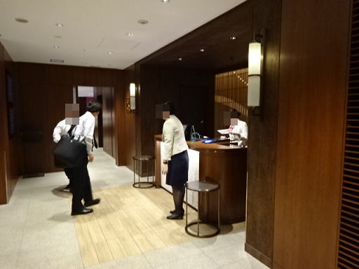 沖縄/那覇空港 JALサクララウンジ 受付