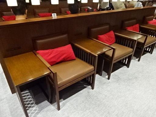 沖縄/那覇空港 JALサクララウンジ ソファー席