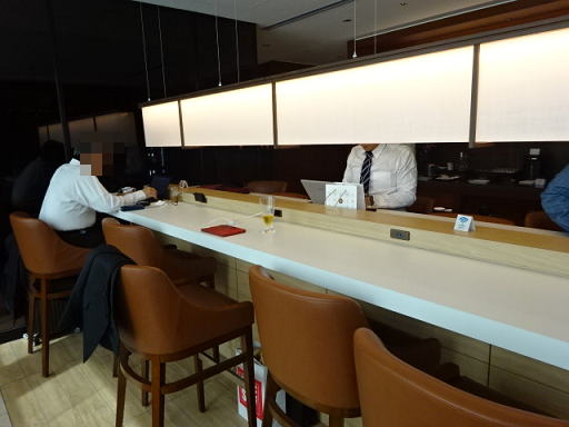 沖縄/那覇空港 JALサクララウンジ カウンターテーブル席