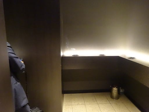 沖縄/那覇空港 JALサクララウンジ 喫煙室の中