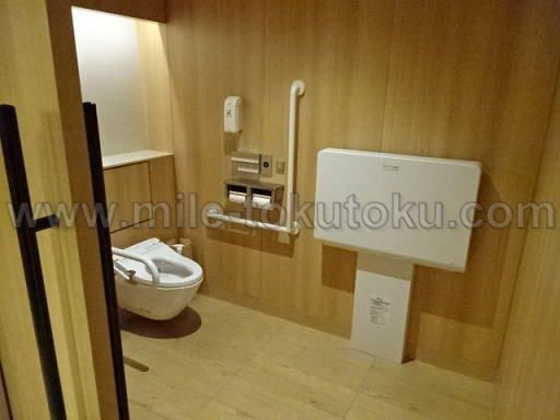 伊丹空港 JALサクララウンジ 更衣室代わりのトイレ