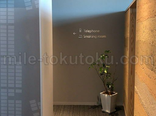 佐賀空港 ラウンジ 左側は喫煙室と通話ブース