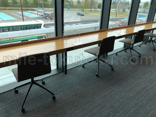 佐賀空港 ラウンジ 窓側のビジネスデスク席