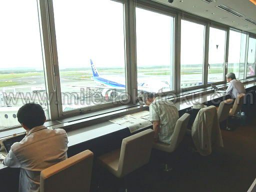 札幌/新千歳空港 ANAラウンジ 窓側カウンター席