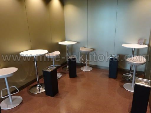 札幌/新千歳空港 ANAラウンジ 喫煙室の中