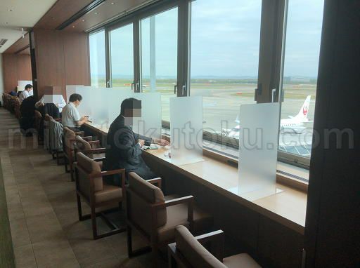 新千歳空港 JALサクララウンジ 窓側デスク席