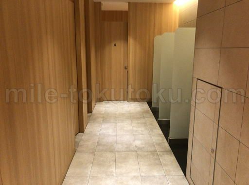 新千歳空港 JALサクララウンジ 男性トイレ