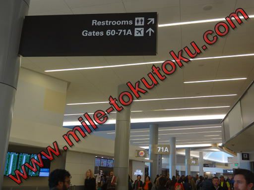 サンフランシスコ空港 第3 ユナイテッド航空ラウンジ 保安検査後は右へ