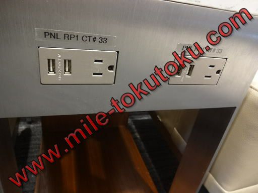 サンフランシスコ空港 第3 ユナイテッド航空ラウンジ コンセントとUSB