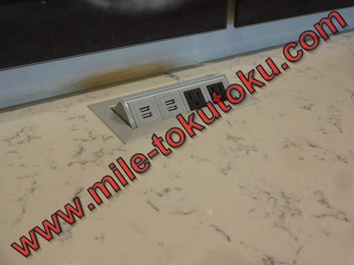 サンフランシスコ空港 第3 ユナイテッド航空ラウンジ カウンター席の電源