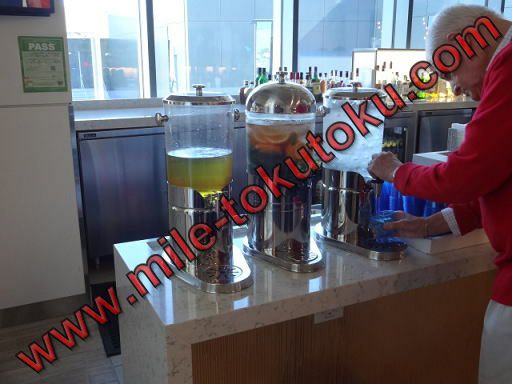 サンフランシスコ空港 第3 ユナイテッド航空ラウンジ 水