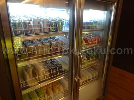 台北桃園空港 エバー航空ラウンジ 冷蔵庫のドリンク類