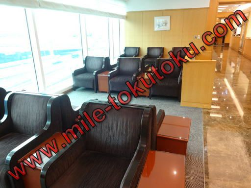 台北/桃園空港 JALラウンジ 窓側のソファー席