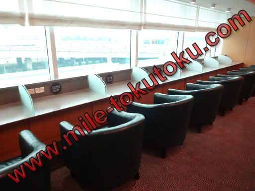 台北/桃園空港 JALラウンジ 窓側のカウンター席