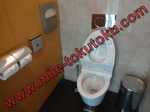 台北/桃園空港 JALラウンジ 男性トイレの個室は2つ