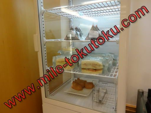 台北/桃園空港 JALラウンジ 冷蔵庫の中におにぎりなど