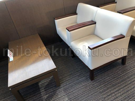 高松空港 ラウンジ讃岐 テーブルがあるシート