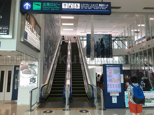 徳島空港 ラウンジ エスカレーターで3階へ