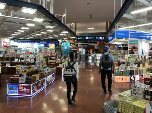 徳島空港 ラウンジ 売店の中を通る