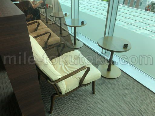 徳島空港 ラウンジ 窓側のソファー席