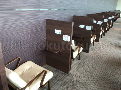徳島空港 ラウンジ 壁沿いソファー席