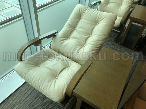 徳島空港 ラウンジ 仮眠もできそうなリクライニングシート