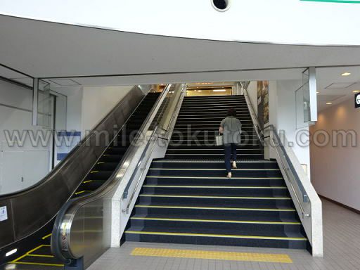 富山空港 カードラウンジ 2階へ