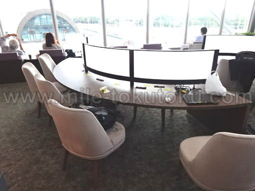 宇部空港 ラウンジ 丸いカウンター席