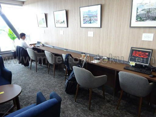 宇部空港 ラウンジ 壁際のカウンター席