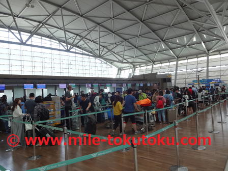 仁川空港 大韓航空エコノミークラスのカウンターは常に長い行列