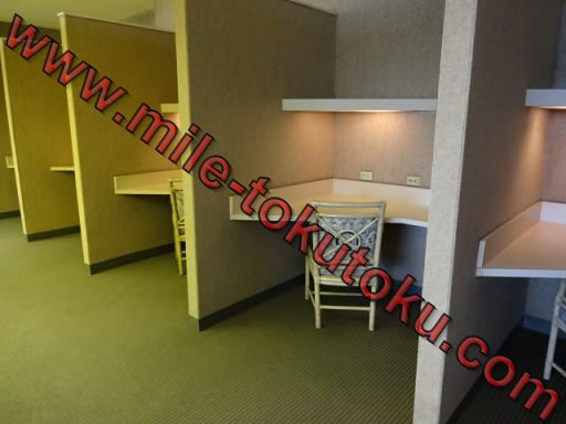 ホノルル空港 ユナイテッド航空ラウンジ パソコンデスク