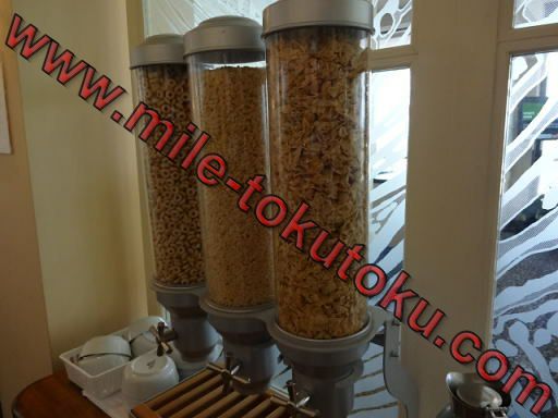 ホノルル空港 ユナイテッド航空ラウンジ シリアル