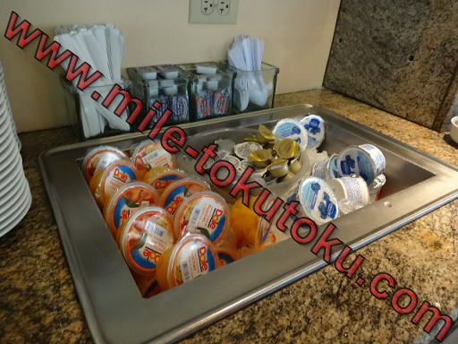 ホノルル空港 ユナイテッド航空ラウンジ ヨーグルト