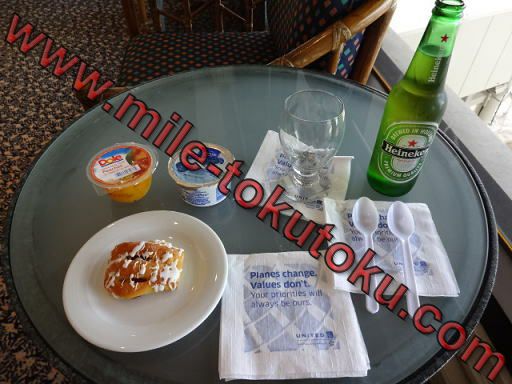 ホノルル空港 ユナイテッド航空ラウンジ テーブル