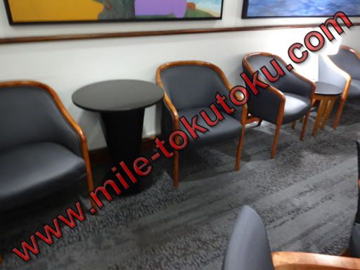 ホノルル空港 デルタ航空ラウンジ サイドテーブル