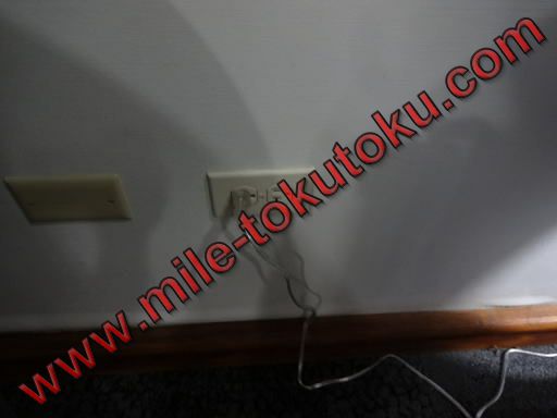 ホノルル空港 デルタ航空ラウンジ 壁のコンセント