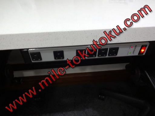 ホノルル空港 デルタ航空ラウンジ ビジネスデスクのコンセント