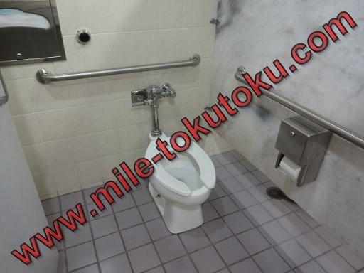 ホノルル空港 デルタ航空ラウンジ トイレの便座