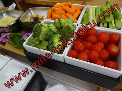 ホノルル空港 デルタ航空ラウンジ トマトやブロッコリー