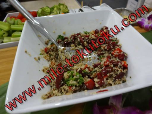 ホノルル空港 デルタ航空ラウンジ キヌアのサラダ