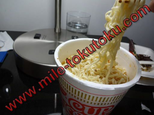 ホノルル空港 デルタ航空ラウンジ インスタントラーメン