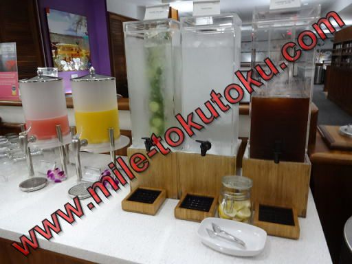 ホノルル空港 デルタ航空ラウンジ ジュースや水