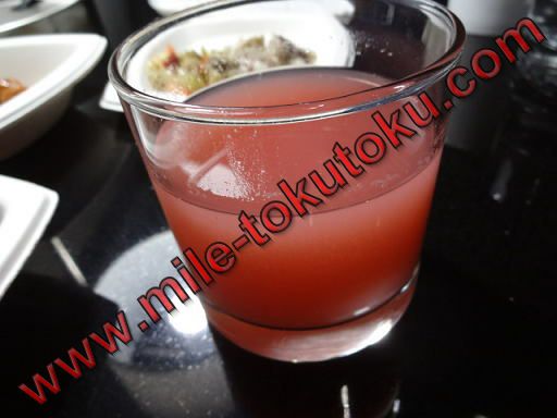 ホノルル空港 デルタ航空ラウンジ グアバジュース