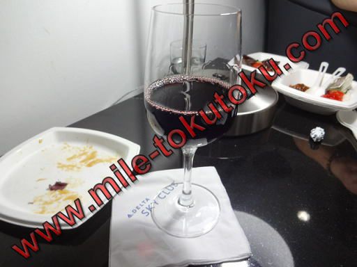 ホノルル空港 デルタ航空ラウンジ 赤ワイン