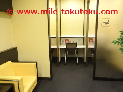 函館空港 カードラウンジ 喫煙室にもビジネスデスク有り