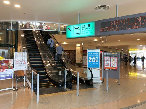 函館空港 ラウンジ エスカレーターで2階へ