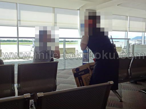 ANA プロペラ機 搭乗口でスタッフに注意される乗客